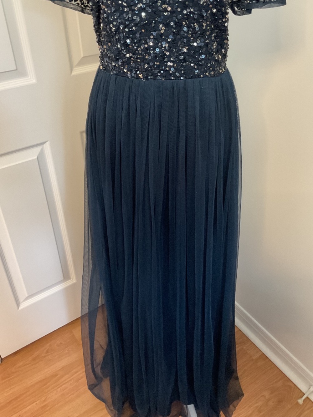⭐️ Maya Deluxe Women's V-Neck Navy Gown - size tag missing - Picture 4 of 11